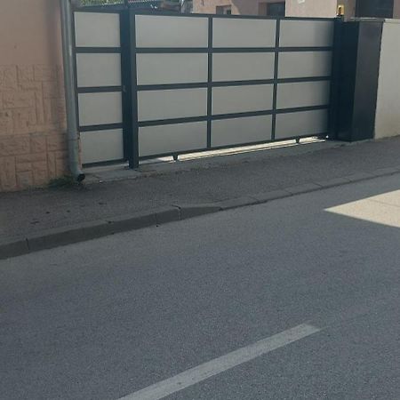 Apartman Espresso Sa Parkingom Σρέμσκα Μιτρόβιτσα Εξωτερικό φωτογραφία