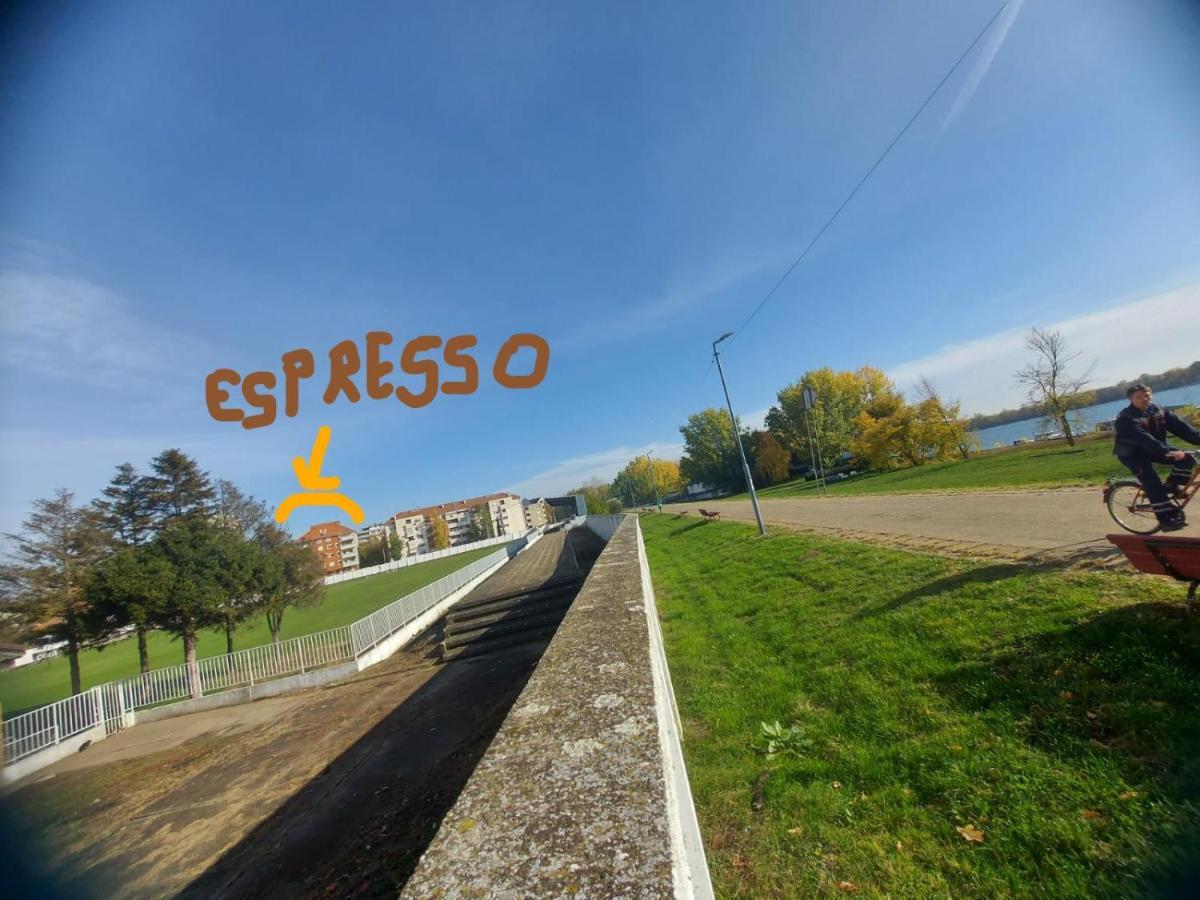 Apartman Espresso Sa Parkingom Σρέμσκα Μιτρόβιτσα Εξωτερικό φωτογραφία
